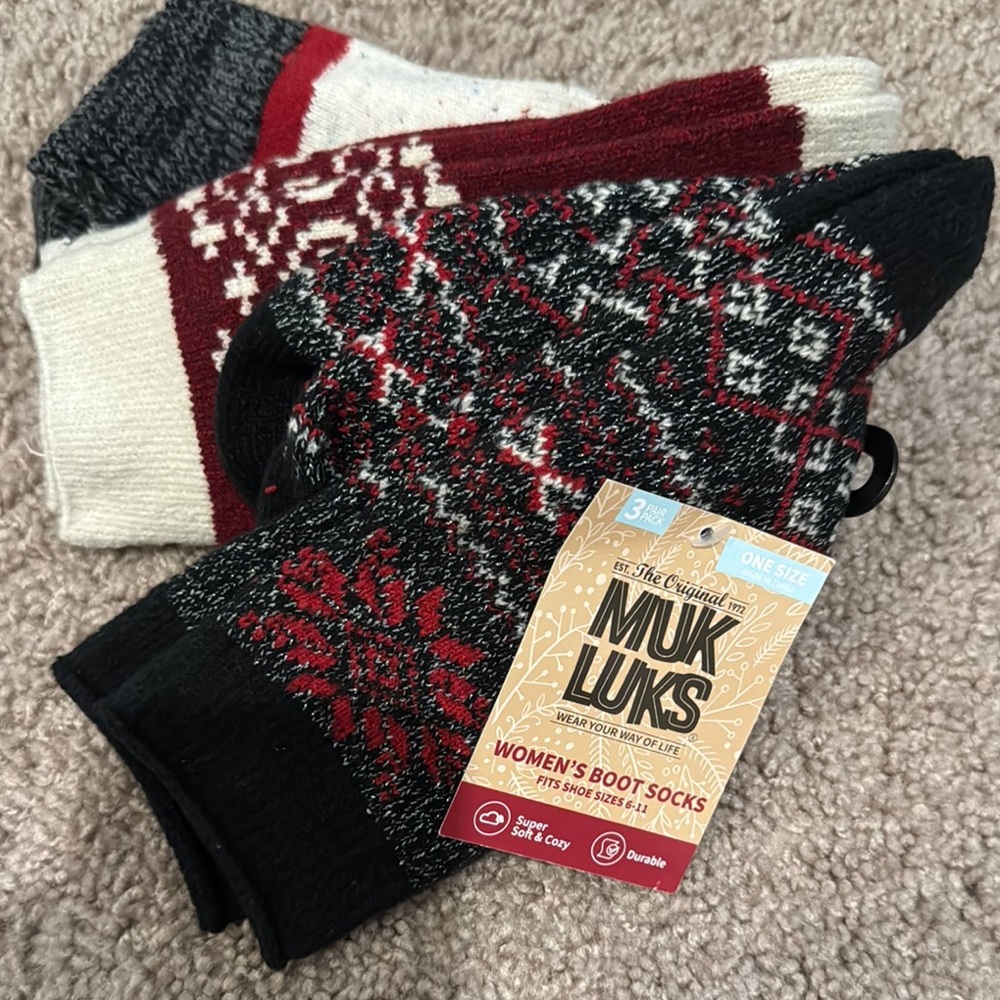 Muk Luks Cozy Nordic Black Red Socks